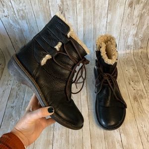 UGG Women’s Caspia Leather Shearling Black Ankle Boot Sz 8 runs more like a 7.